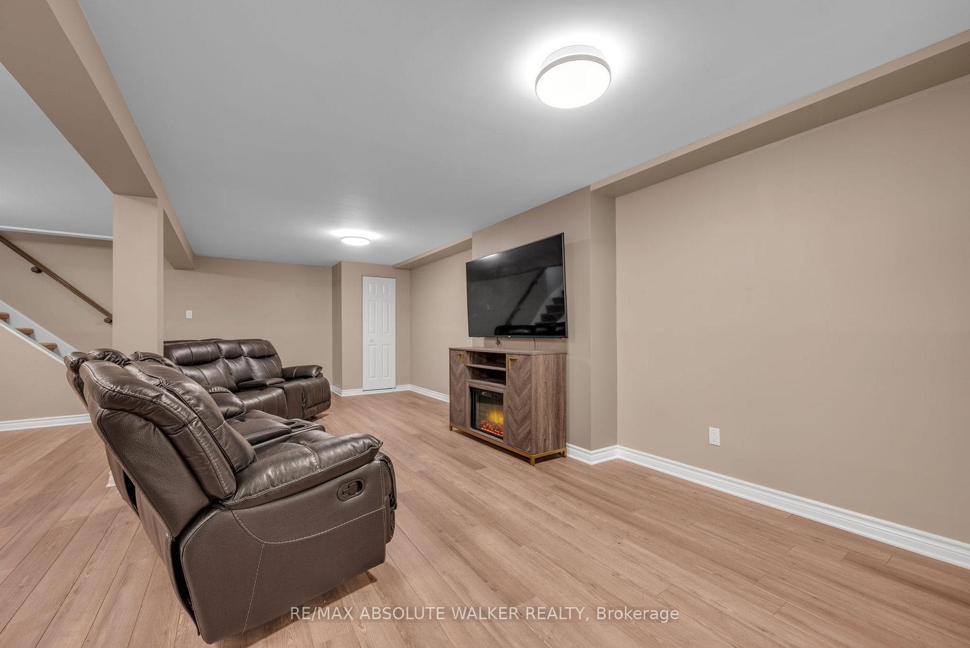 2760 Leonard Street photo 19