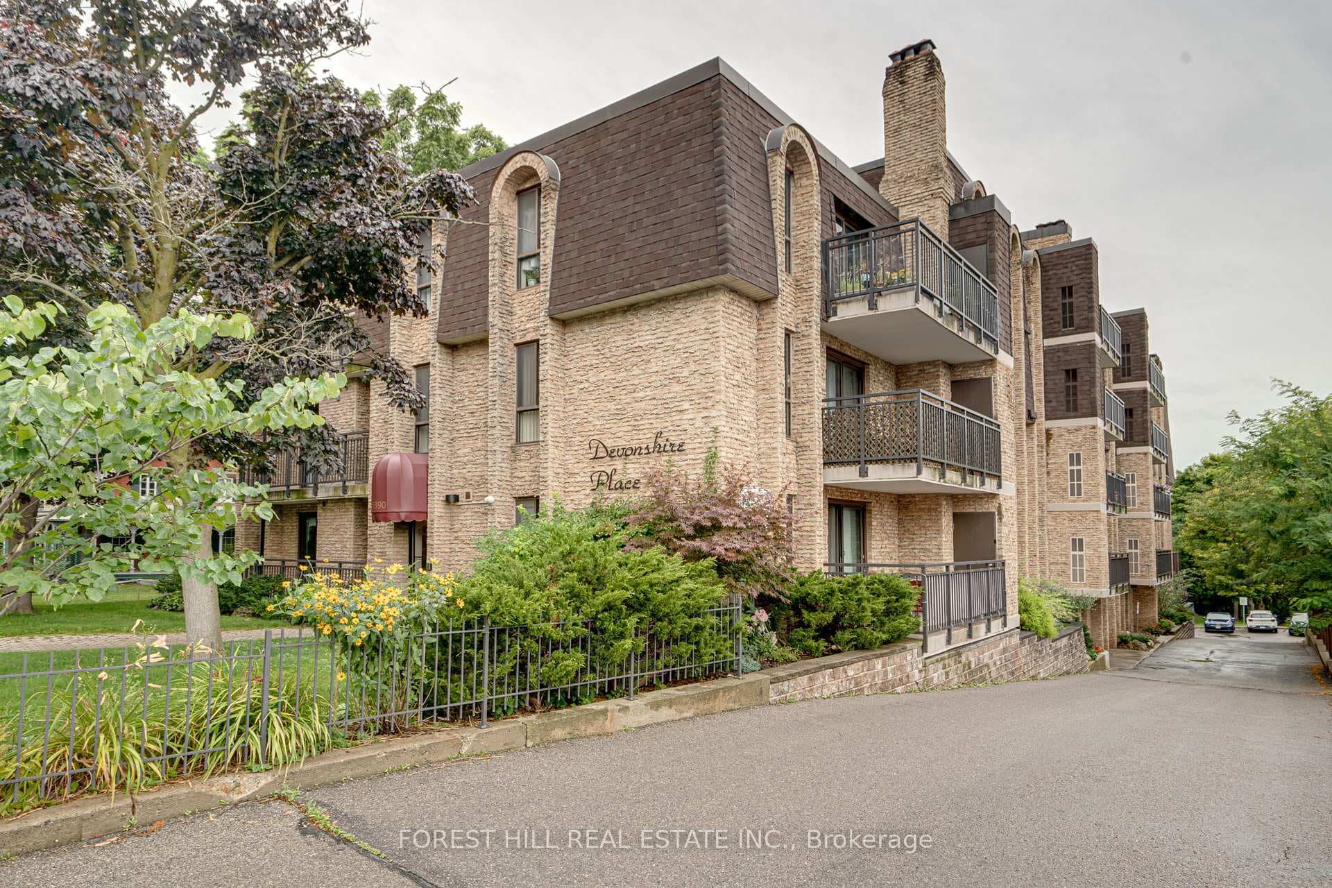 15390 Yonge Street Unit 401 photo 2