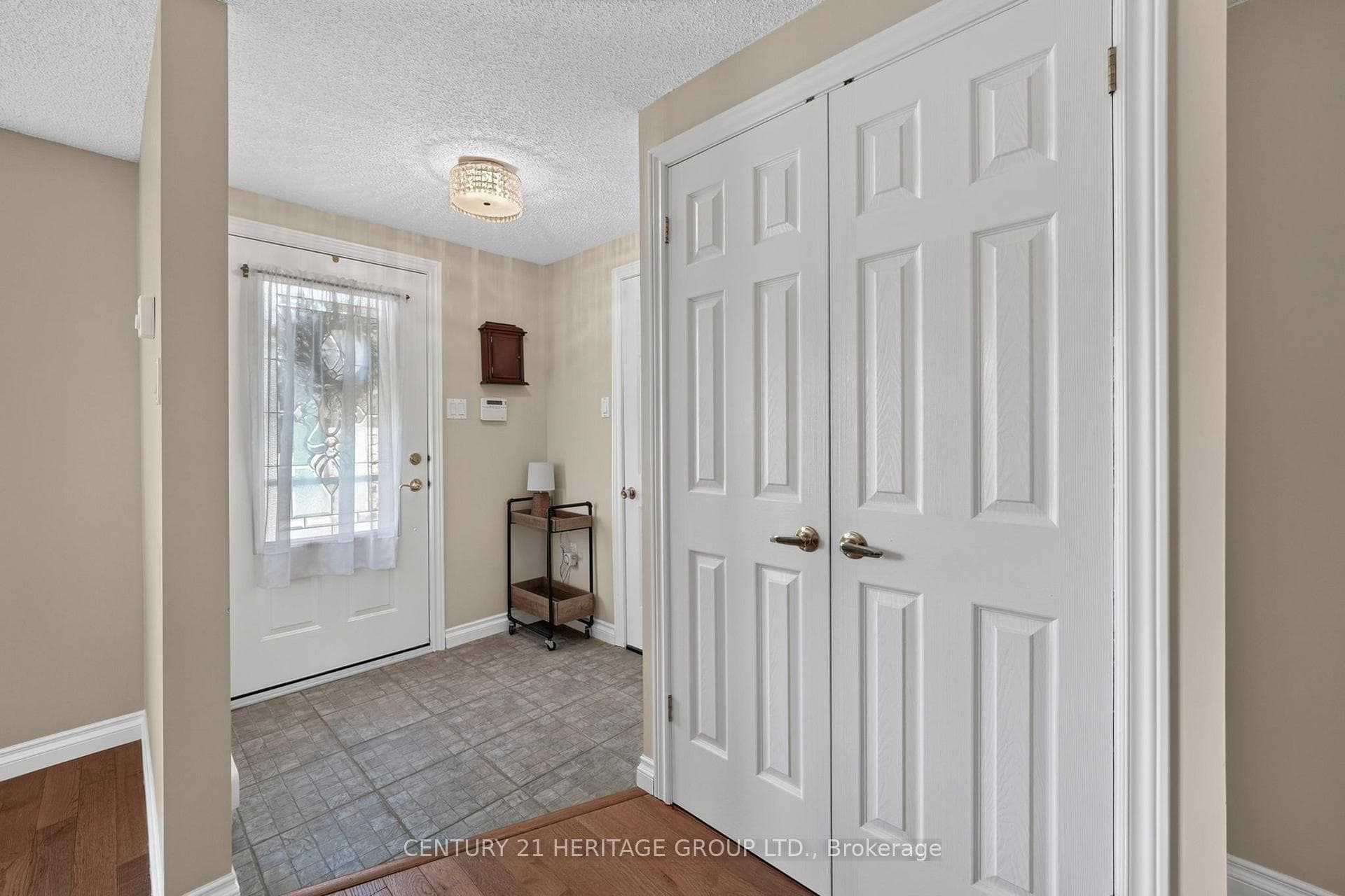 226 Lillian Crescent photo 2