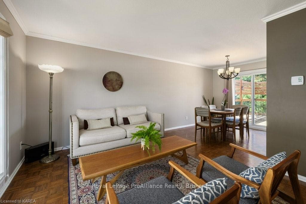 671 SUSSEX Boulevard photo 10