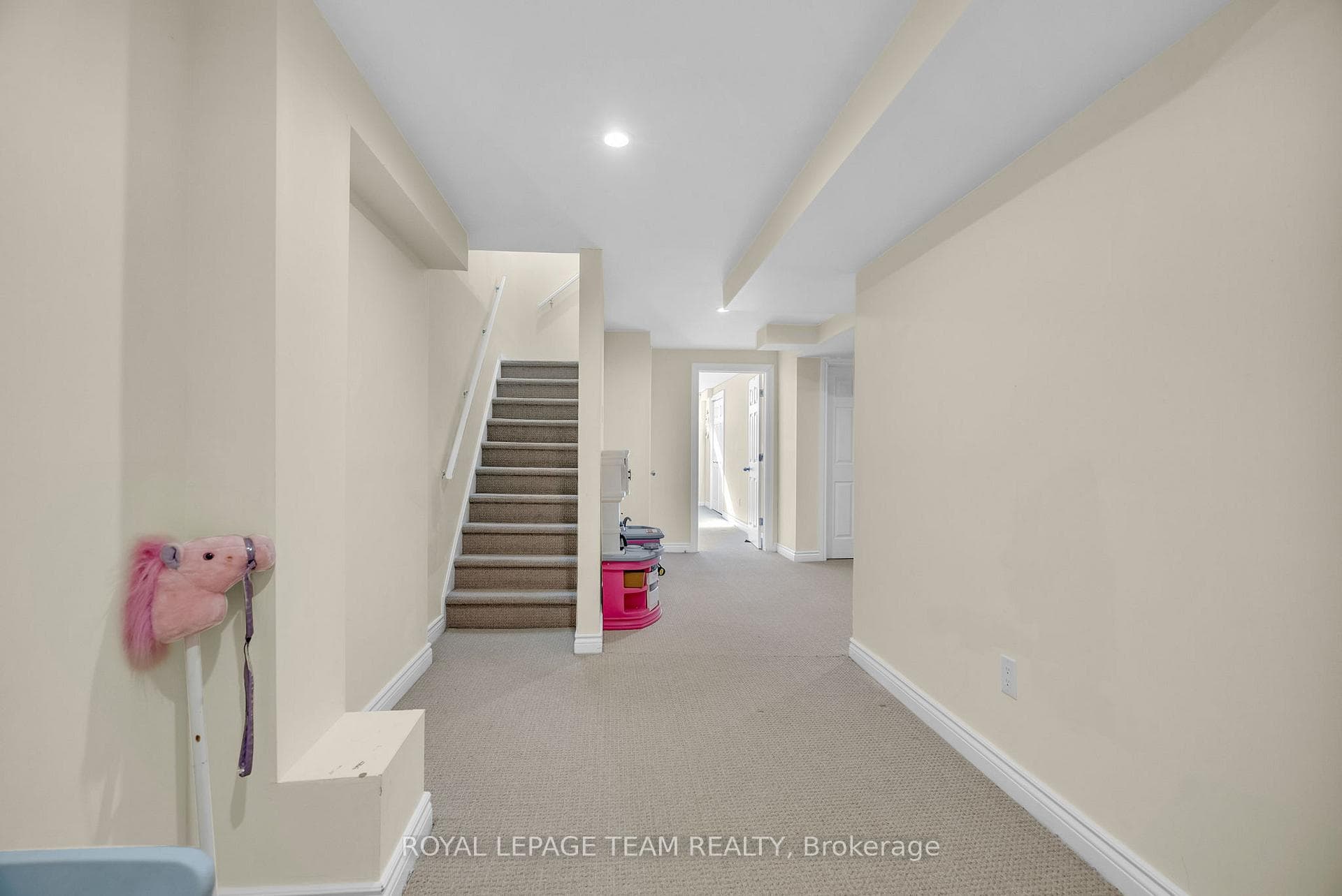 64 Westpointe Crescent photo 15