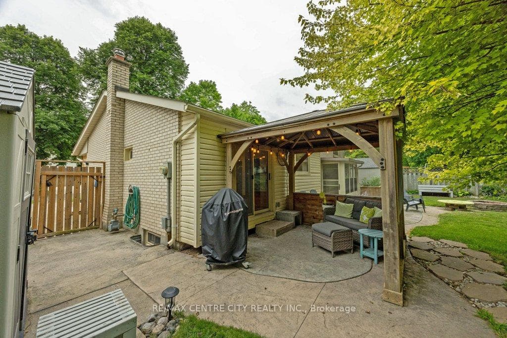 718 Dunboyne Crescent photo 25