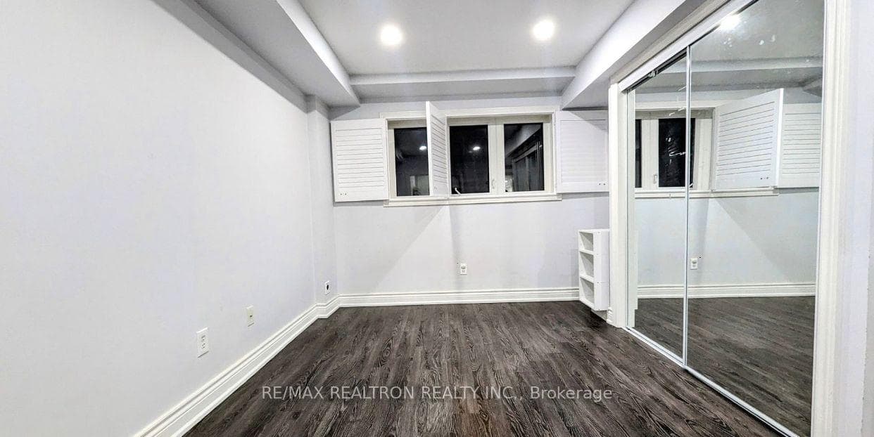 109 Carrera Boulevard Unit Lower photo 4
