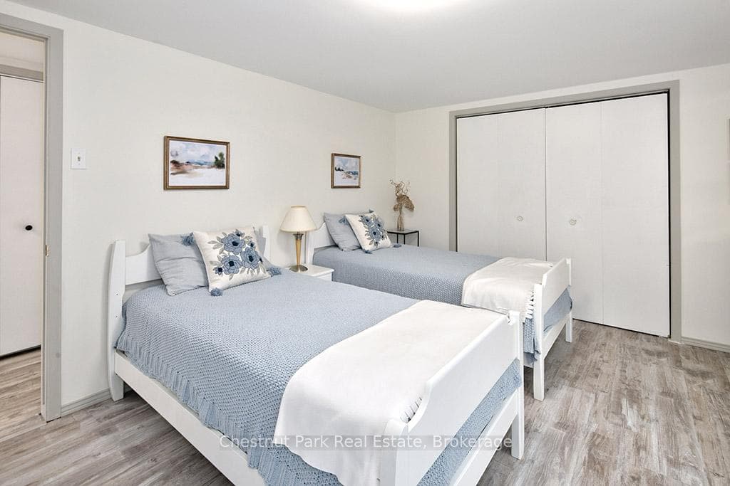 64 Thompson Avenue photo 27