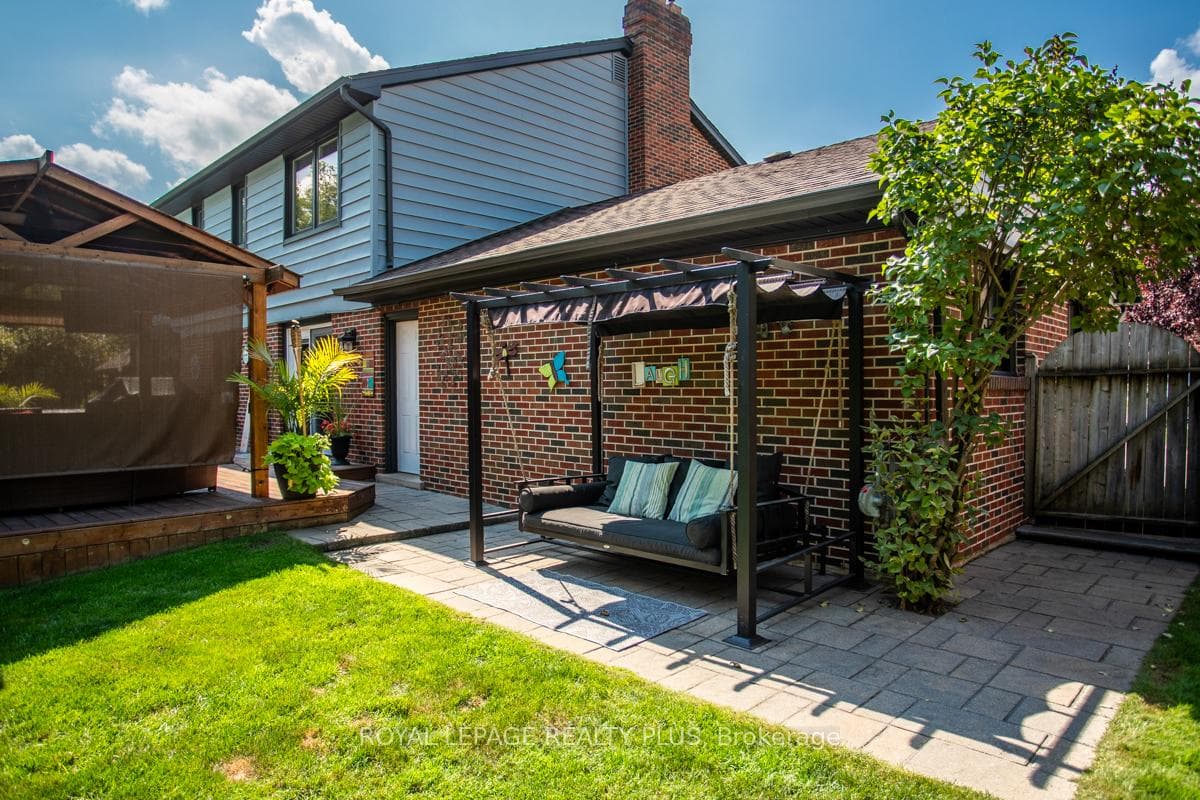 1346 Wakefield Crescent photo 34