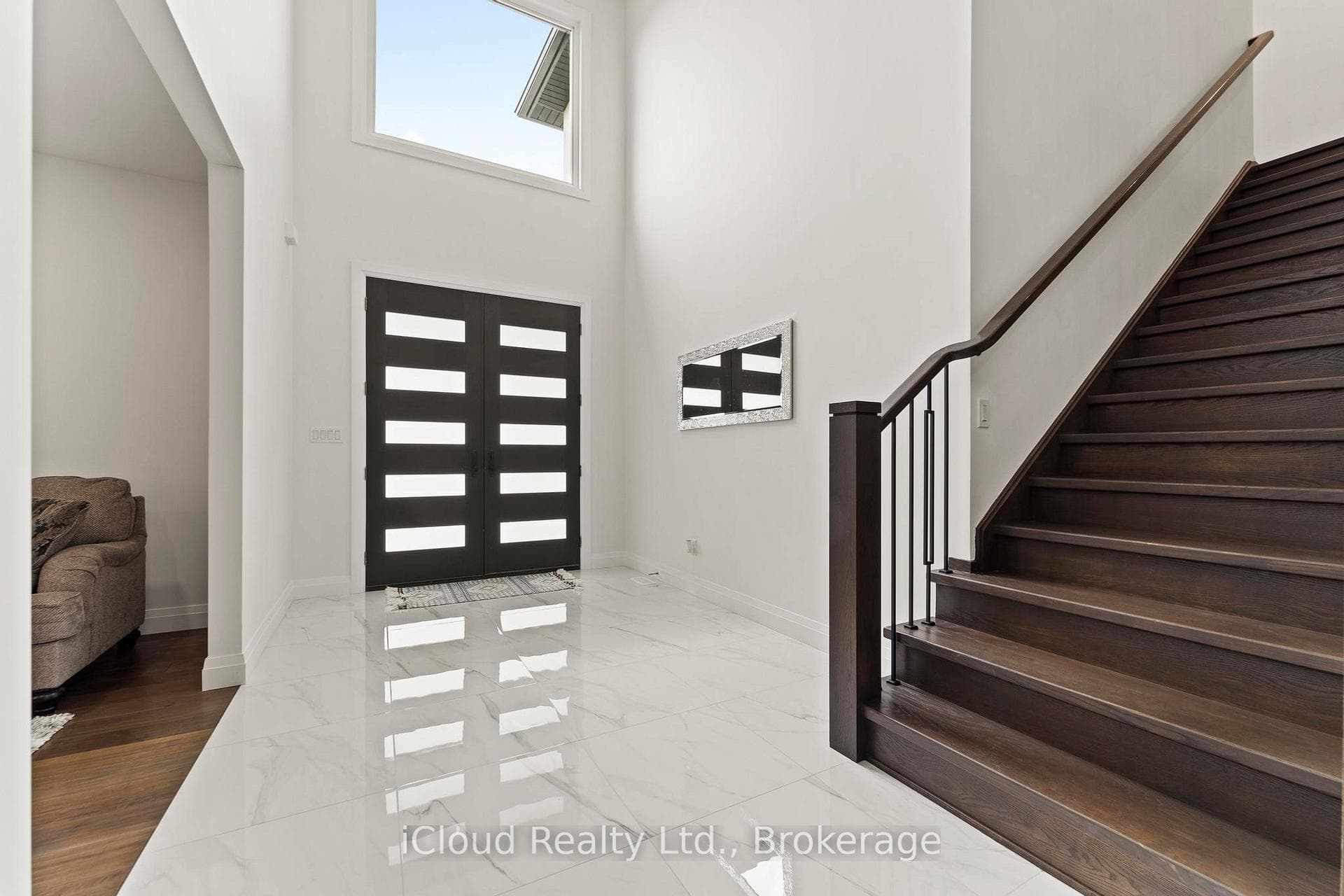 222 Cowan Court photo 4