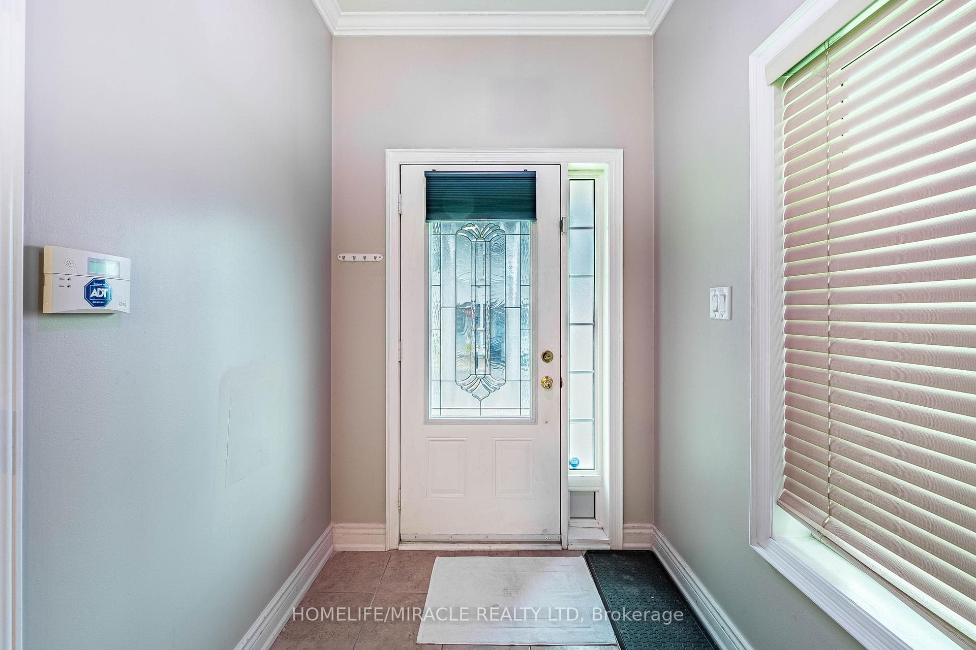 419 Rossland Road photo 3