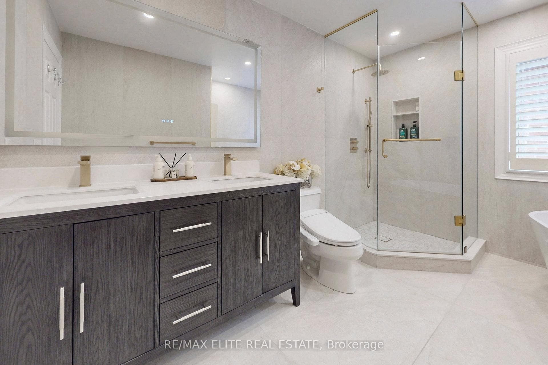 112 Westbury Court photo 25