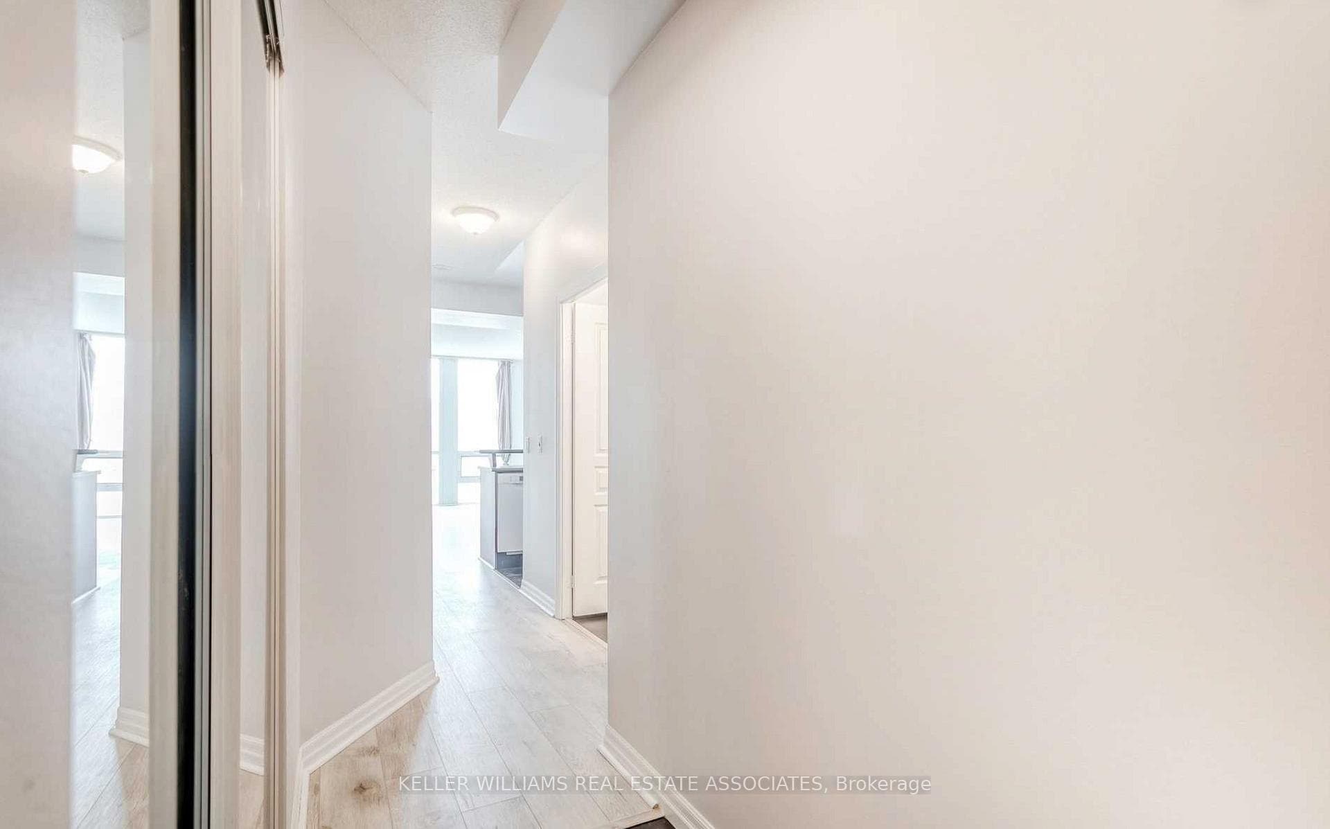 220 Burnhamthorpe Road Unit 519 photo 6