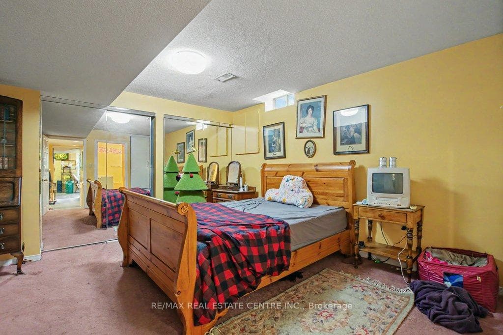 2100 Kevin Crescent photo 29