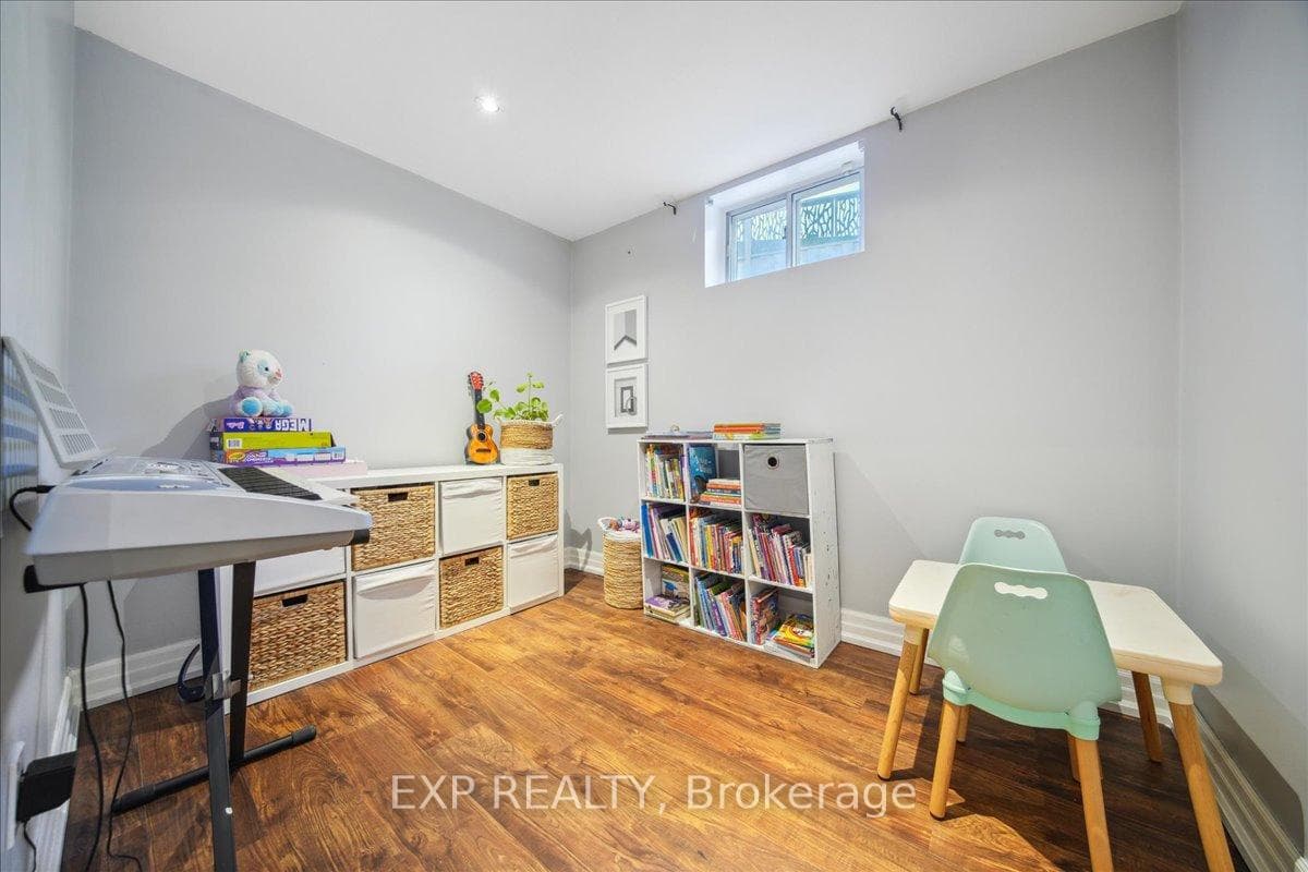 137 Kingsview Boulevard photo 30