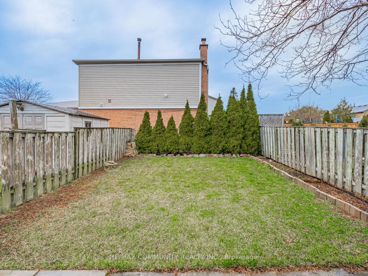 737 Greycedar Crescent photo 39