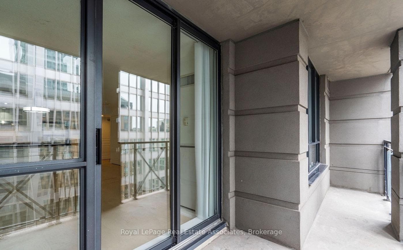 140 Simcoe Street Unit 1512 photo 4