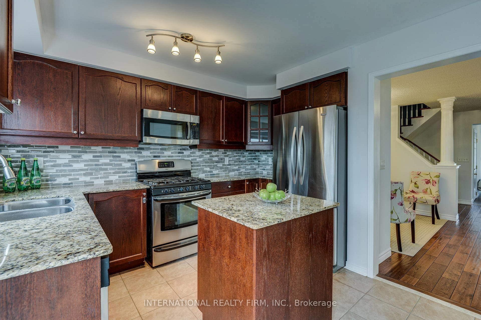 4881 Capri Crescent photo 15