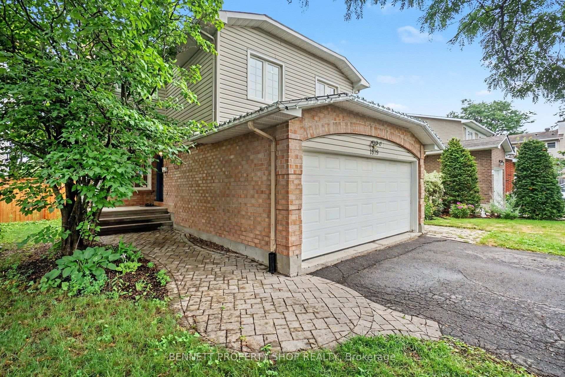 1879 Leclair Crescent photo 2