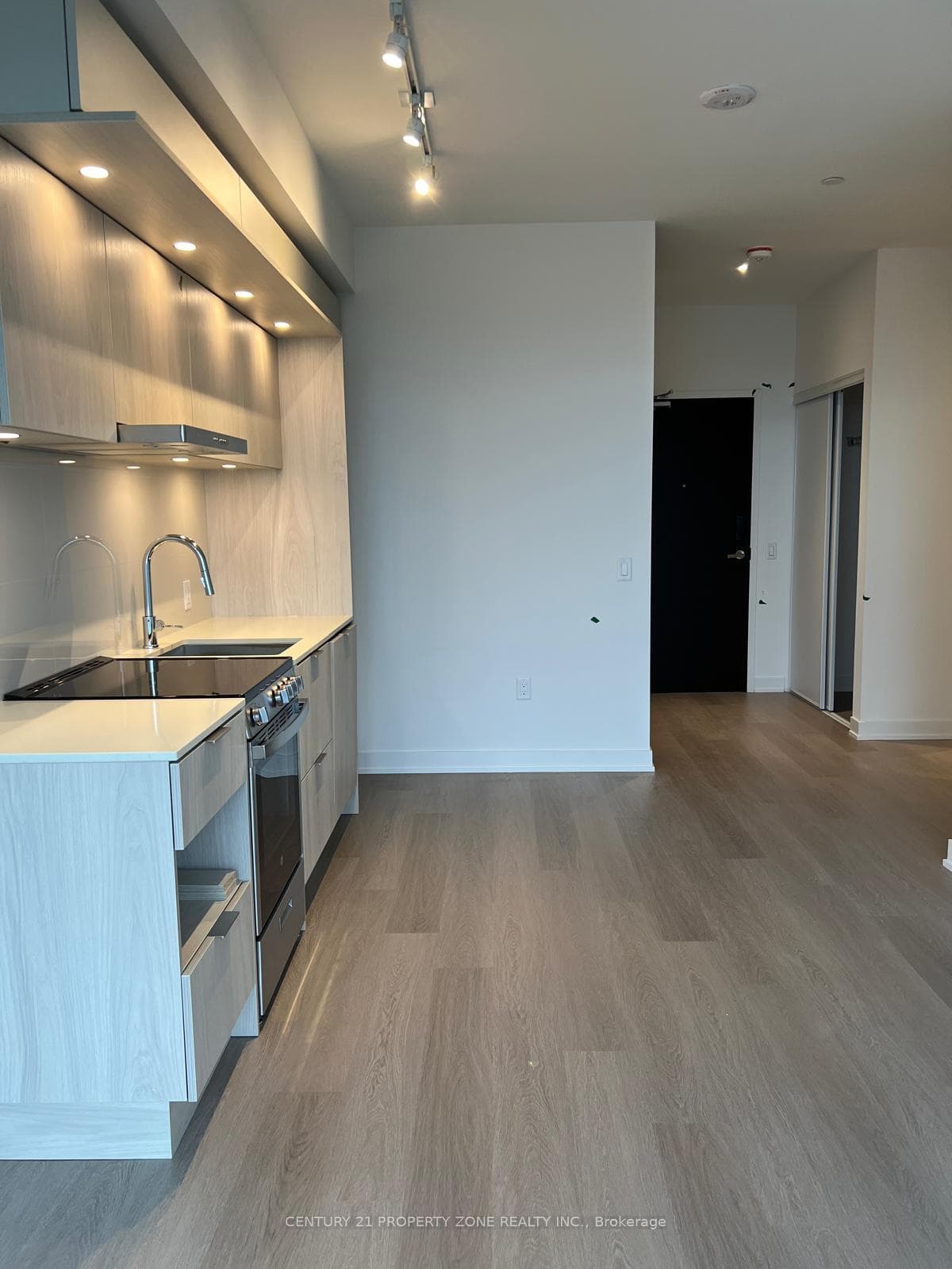 448 Burnhamthorpe Road Unit 521 photo 9