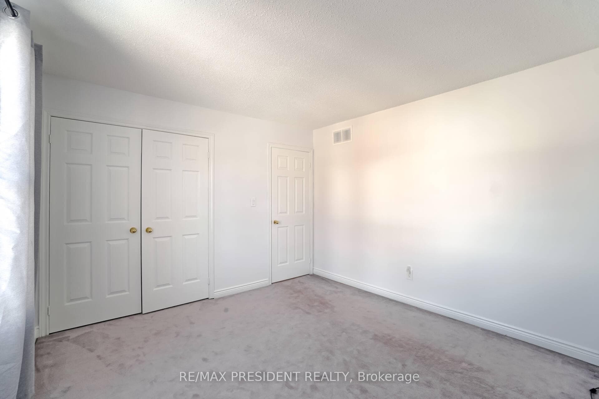 2 White Cliffe Drive photo 32