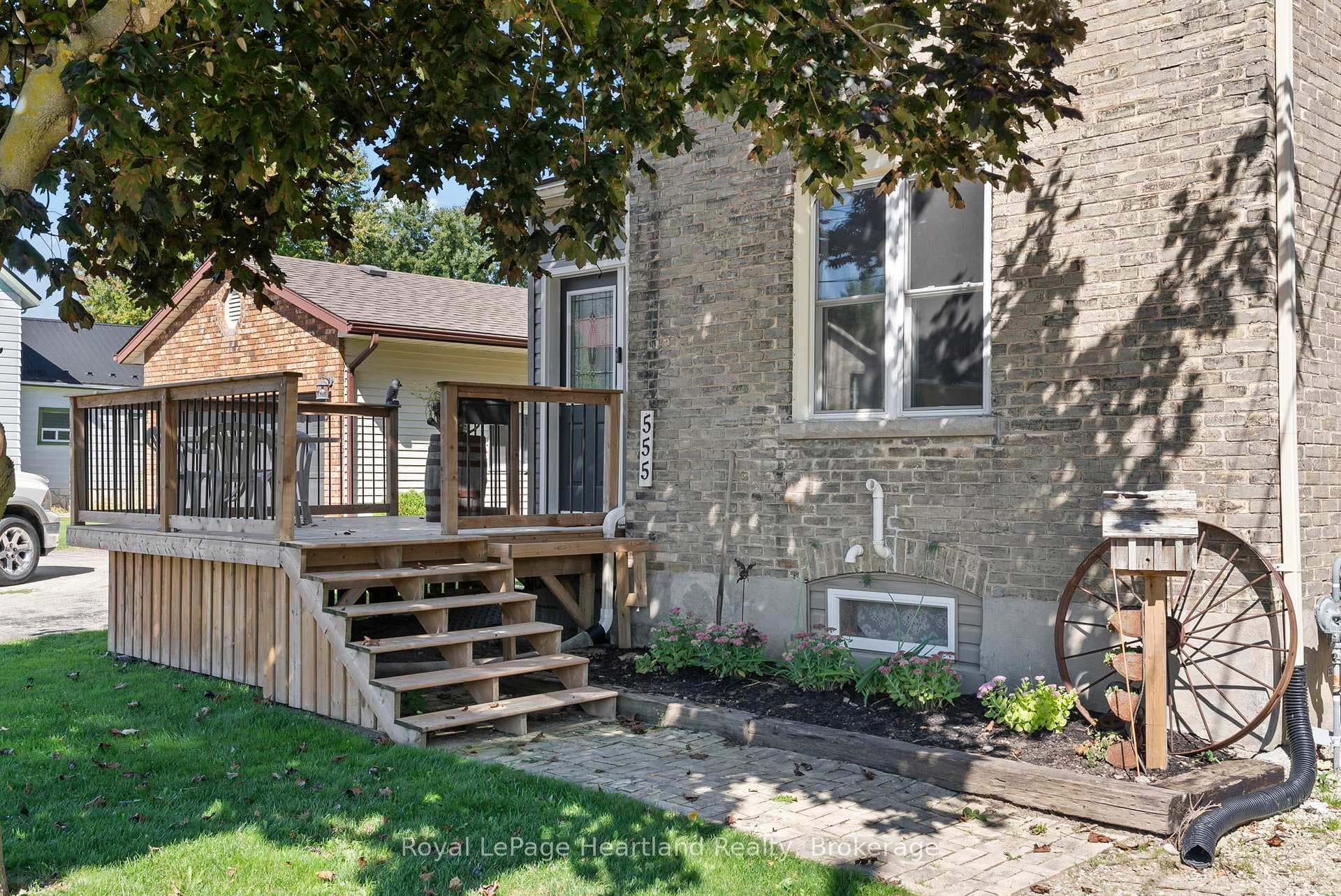 555 RAGLAN Street photo 3