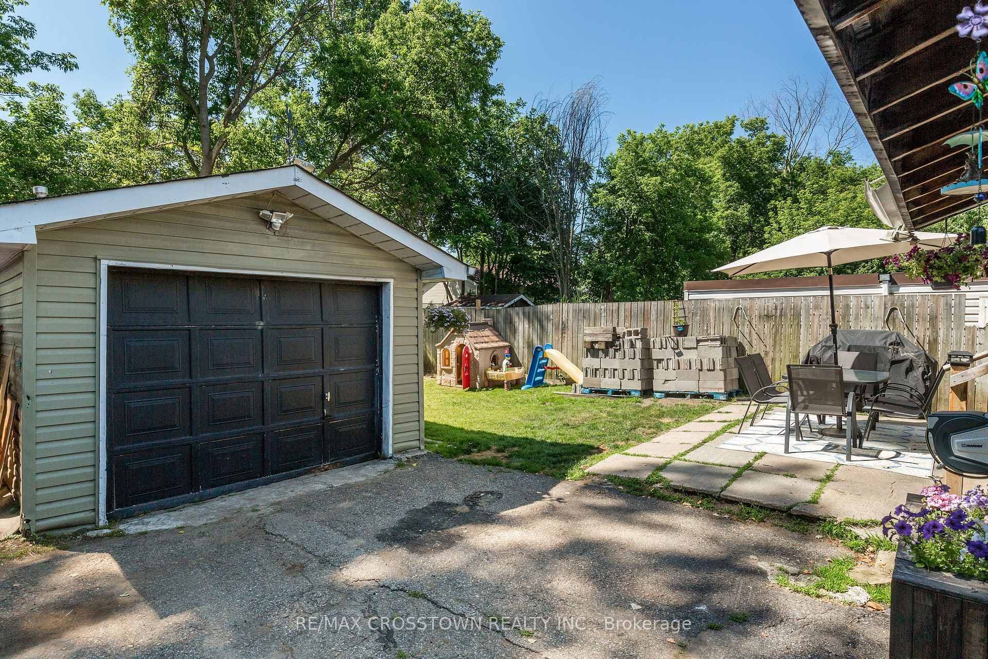 281 Elizabeth Street photo 27