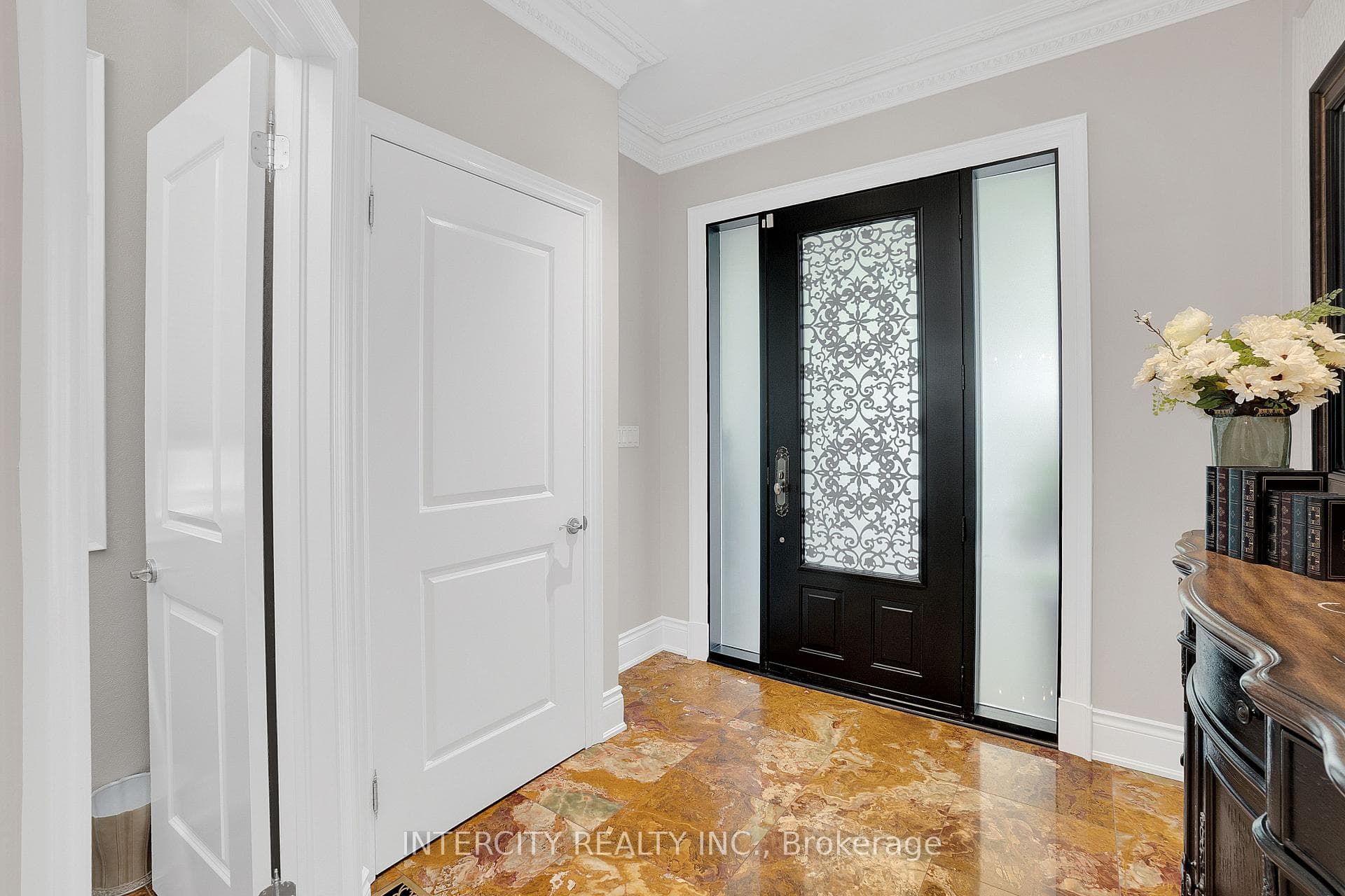 11 Queensberry Crescent photo 3