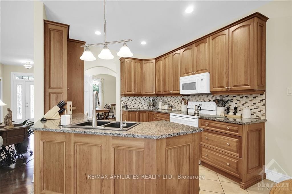 1622 SHAUNA Crescent photo 11