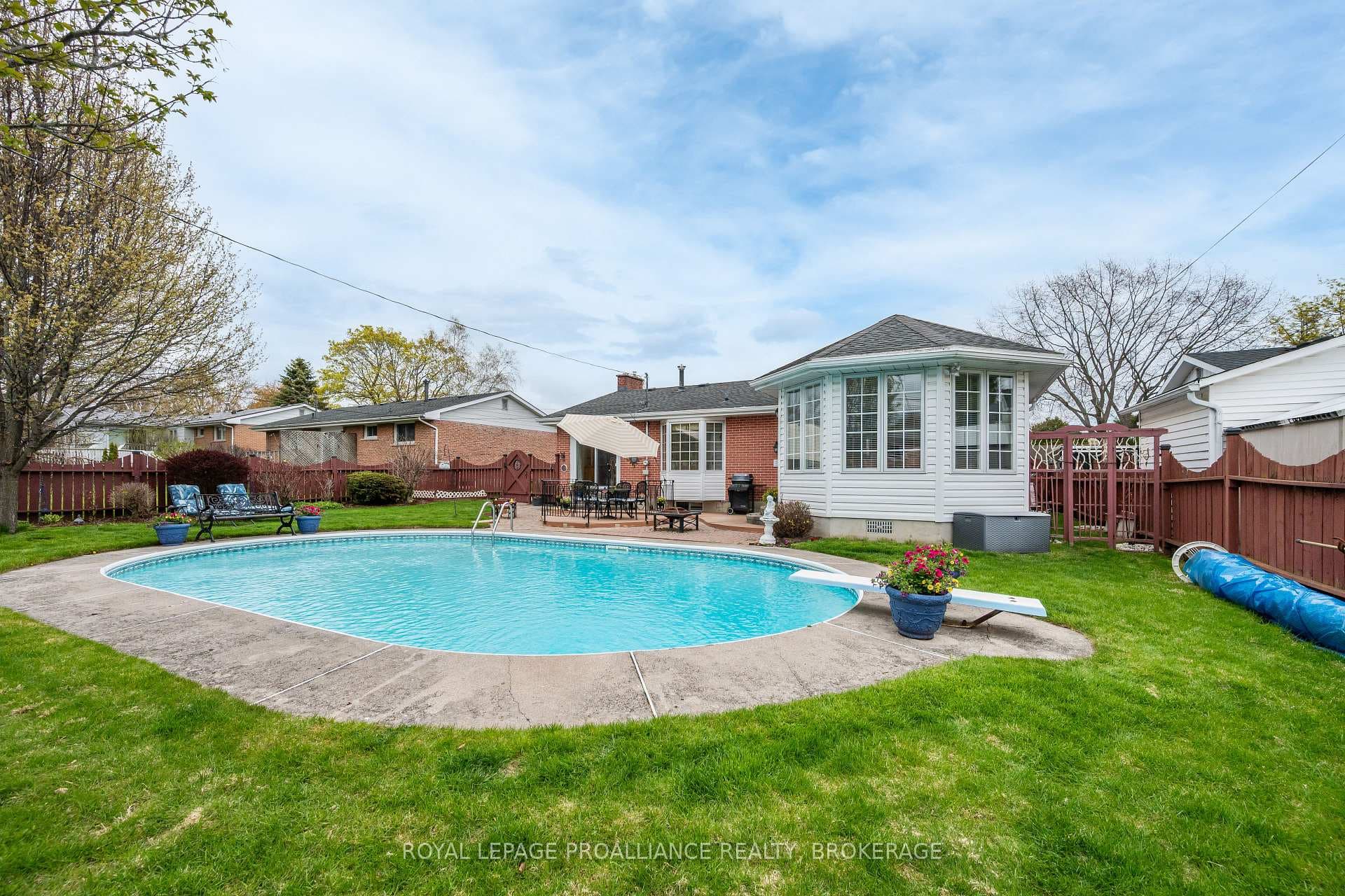 201 Camberley Crescent photo 40