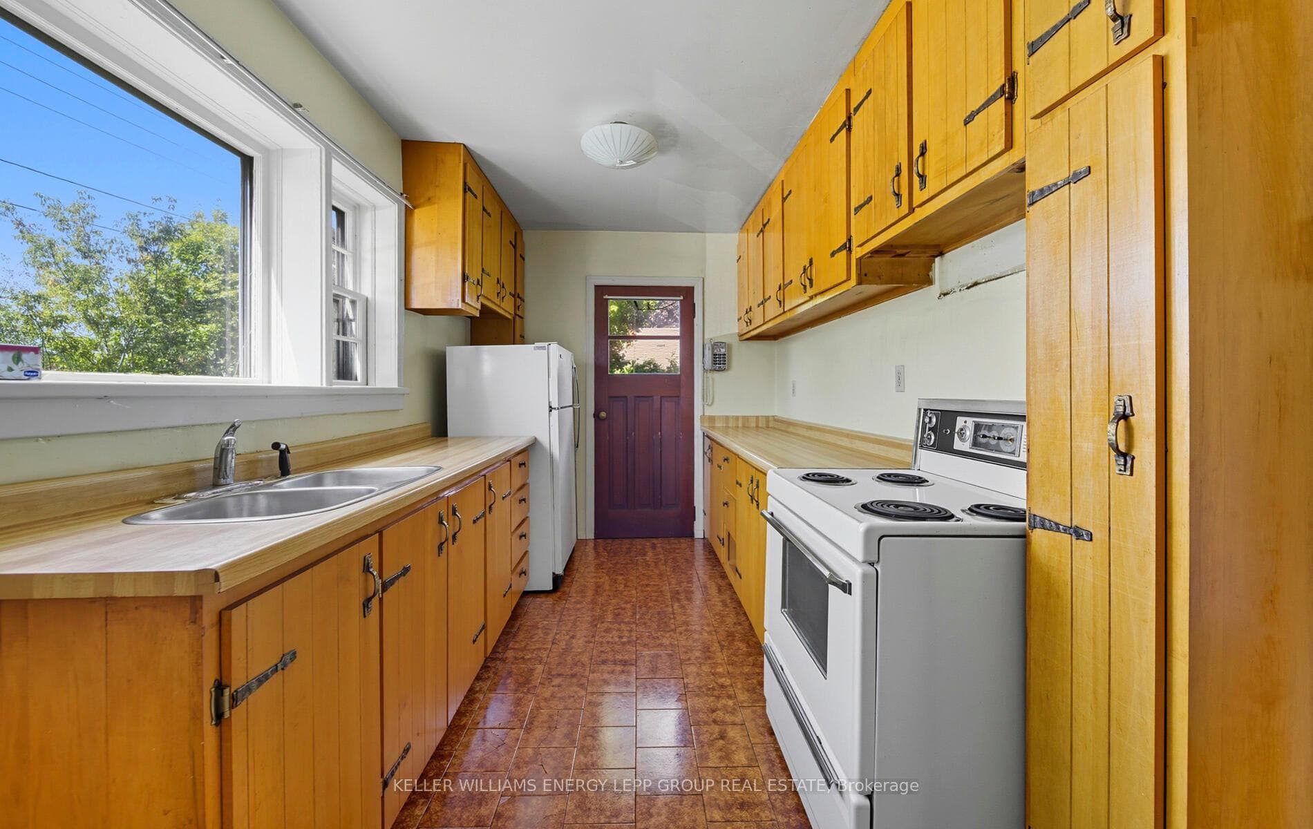 707 Henry Street photo 8