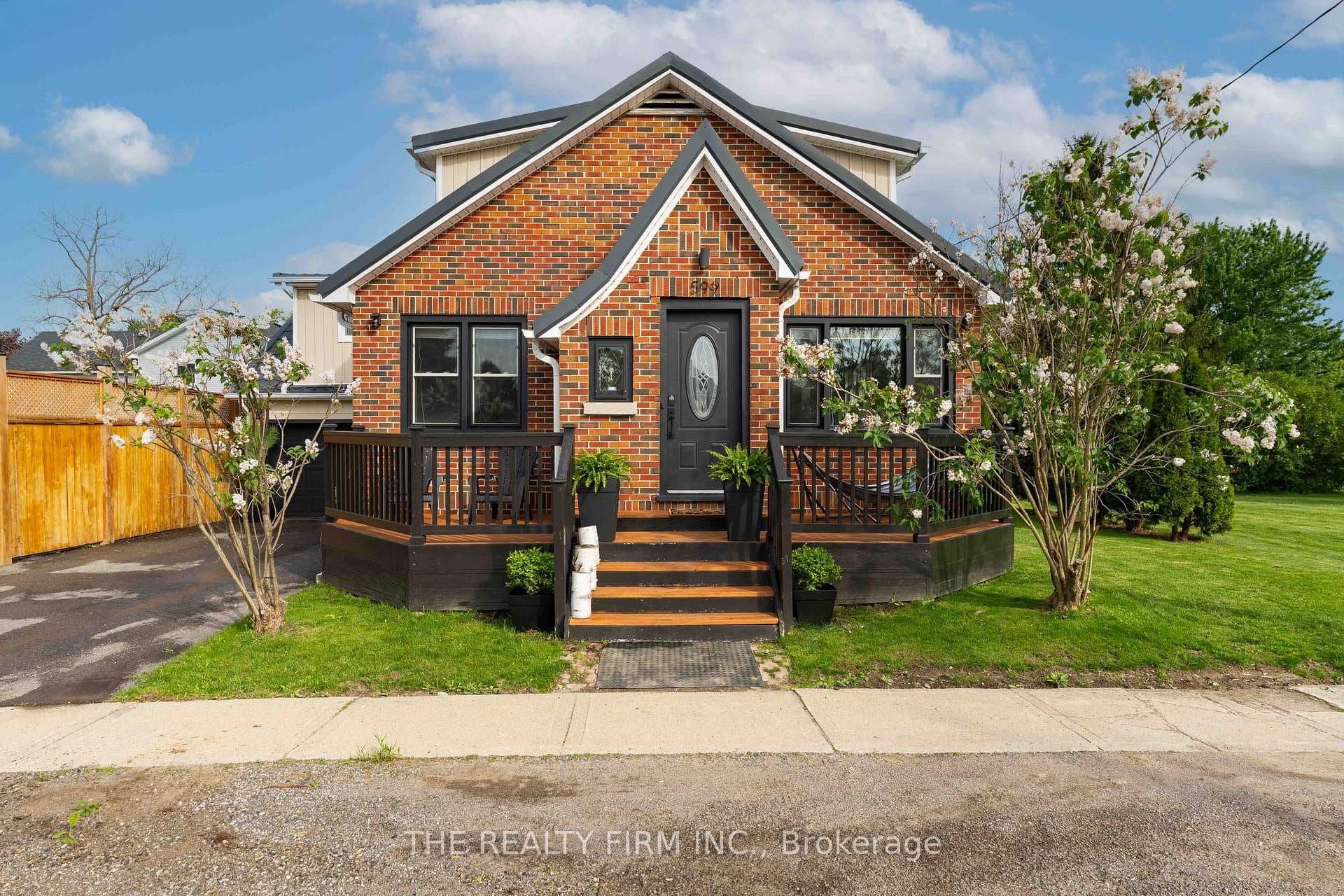 599 John Street photo 2