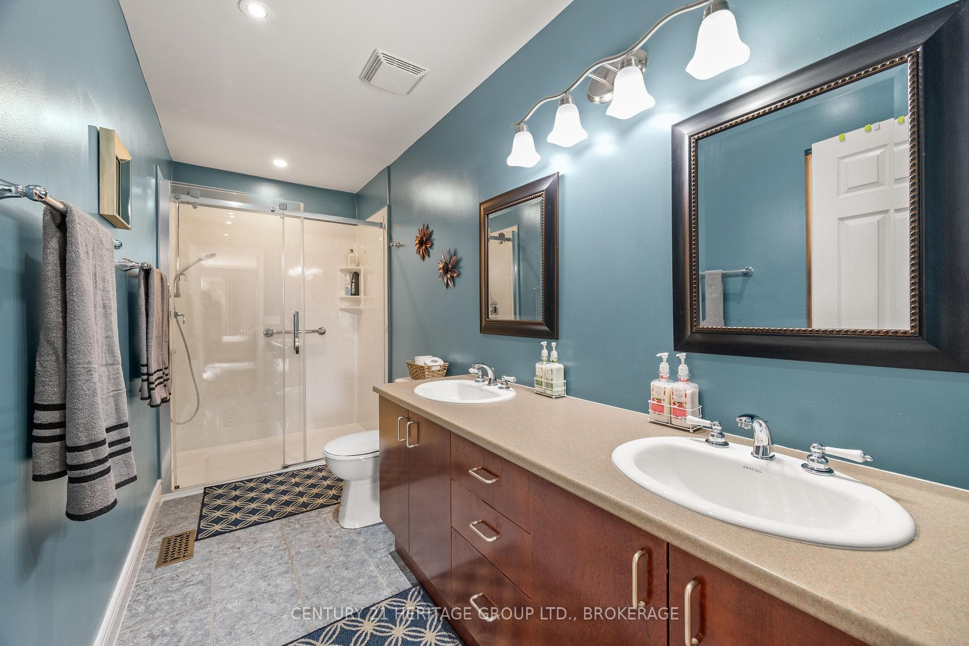 100 BRITANNIA Crescent photo 34