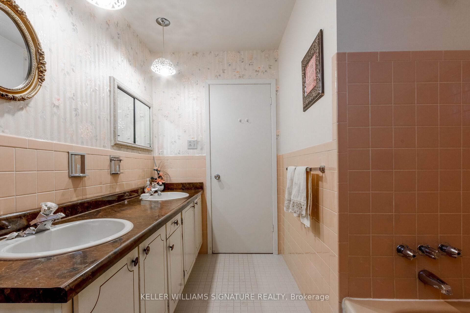 2223 Urwin Crescent photo 24