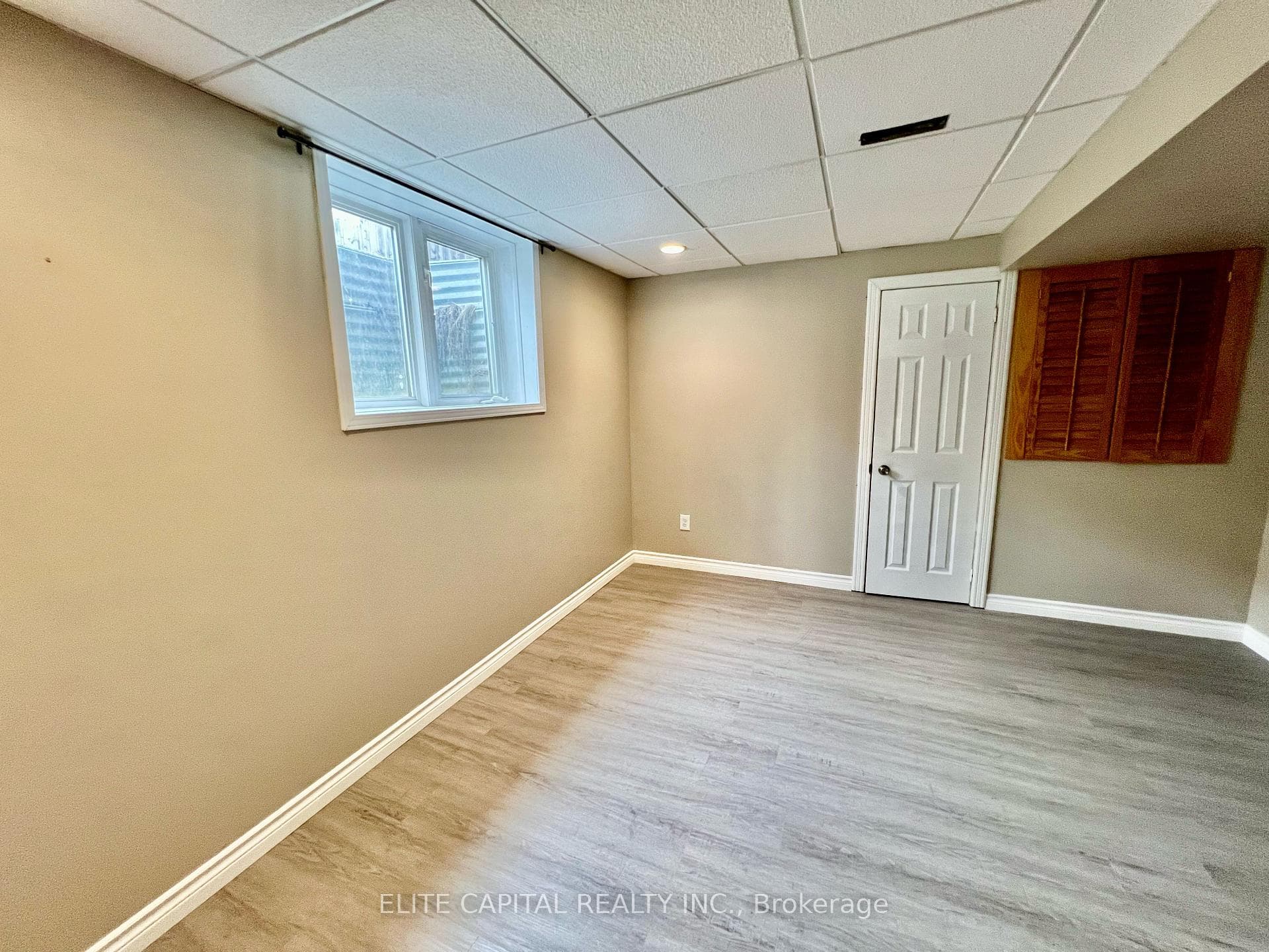 381 Wright Crescent photo 22