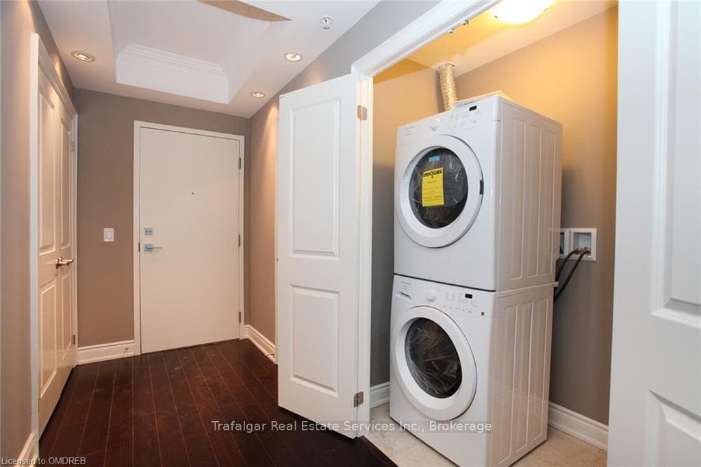 205 LAKESHORE Road Unit 201 photo 17