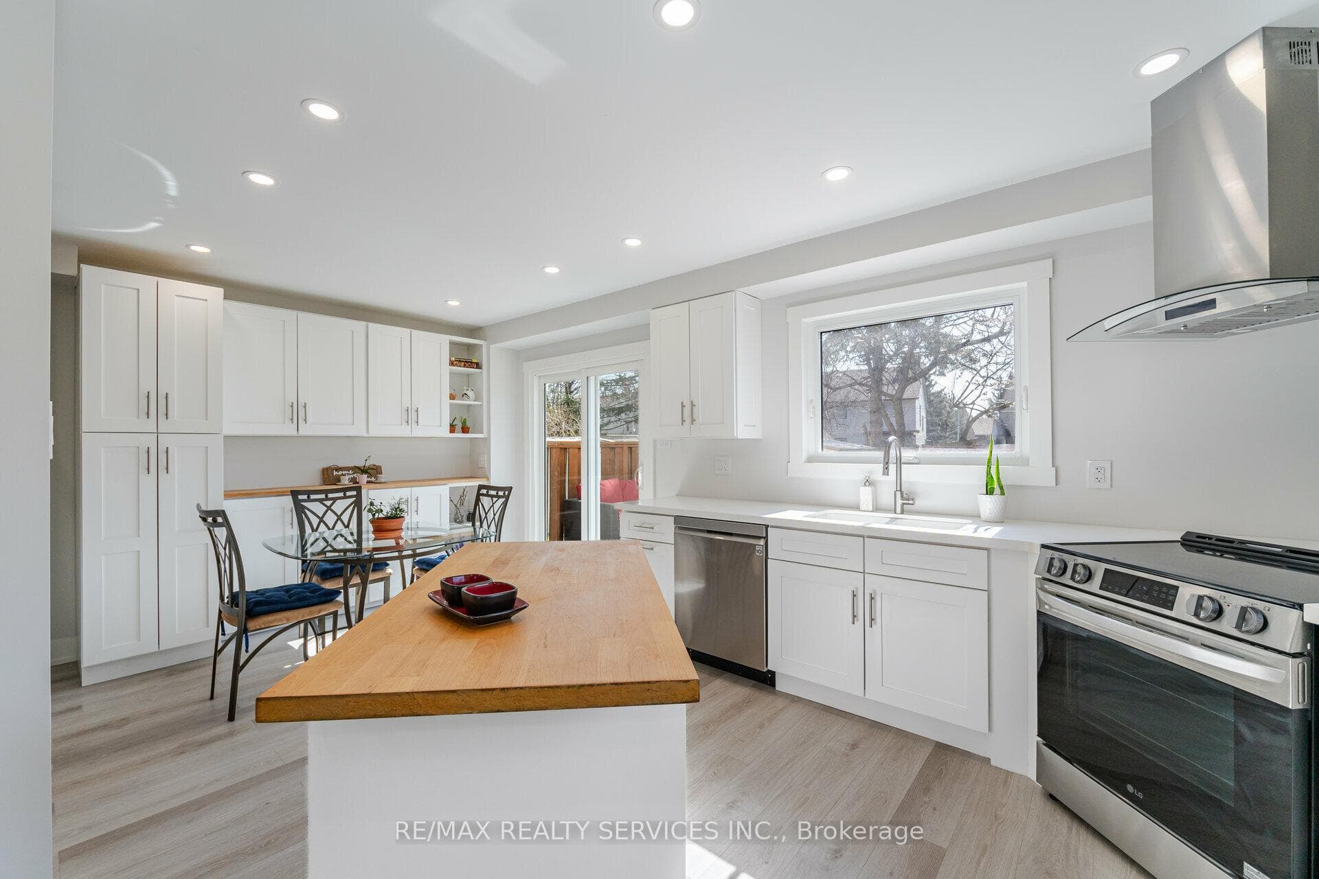 21 Courtleigh Square photo 15