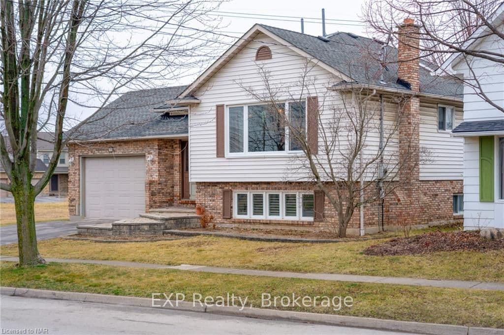 46 GRAPEVIEW Drive photo 1