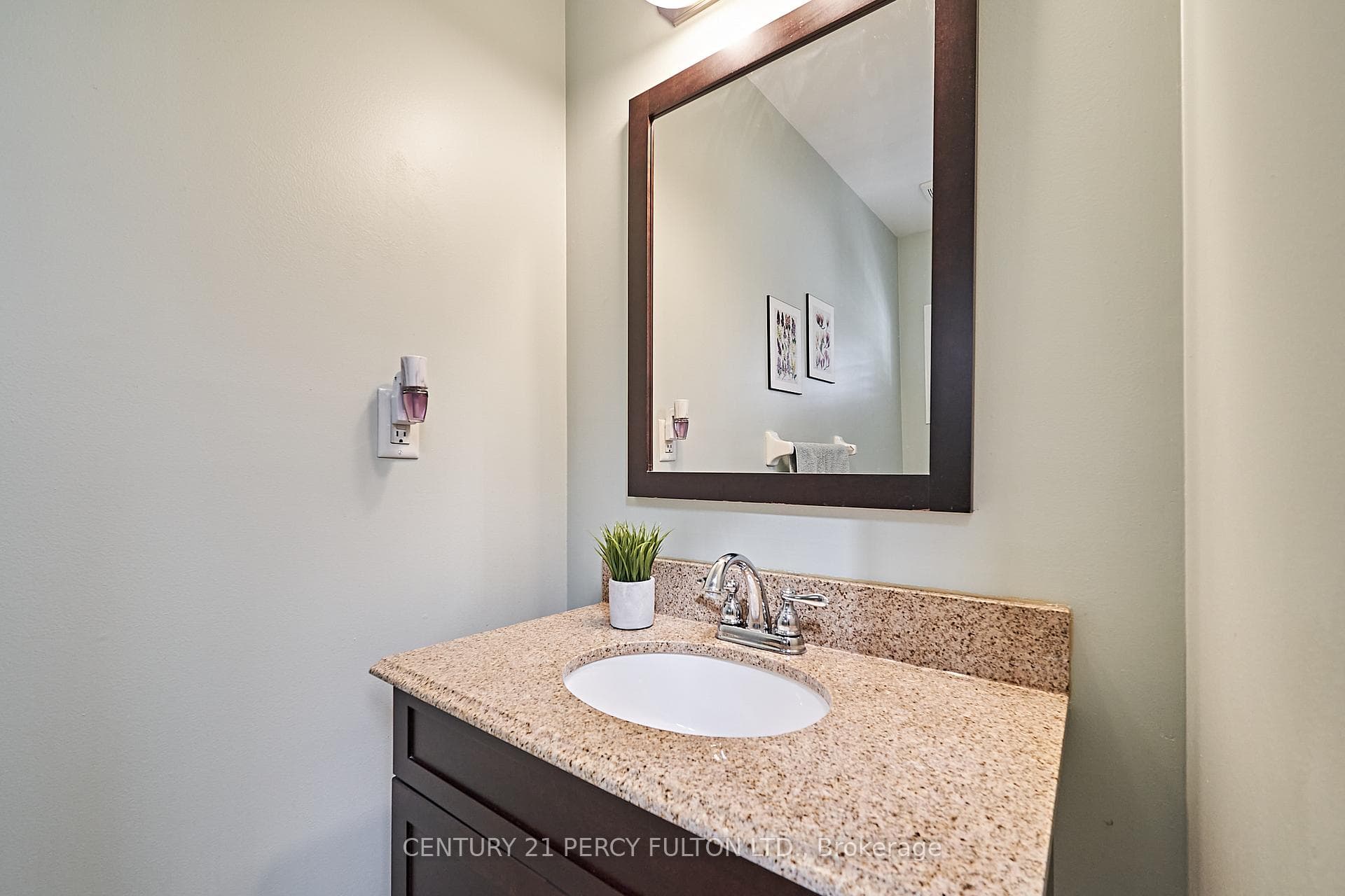 55 Warwick Avenue photo 4