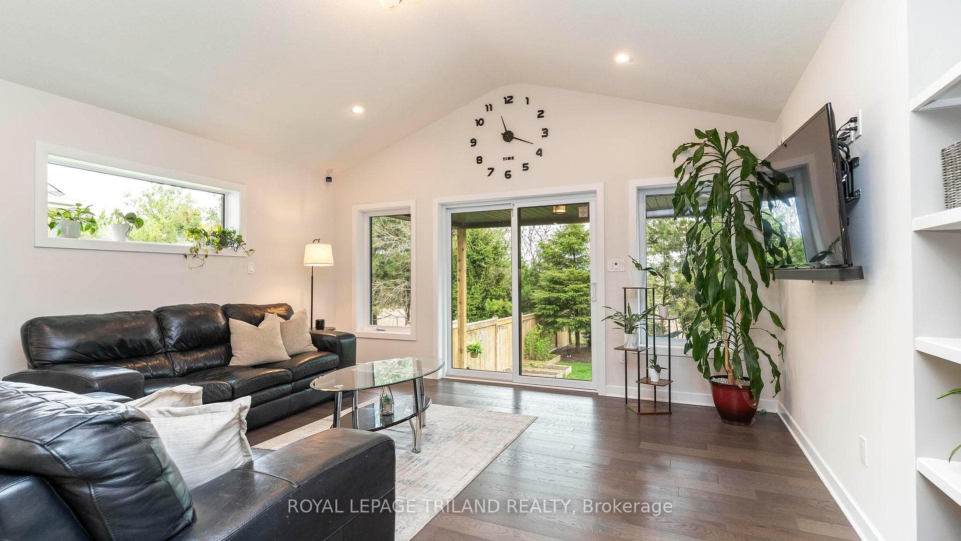 35 WEIR Crescent photo 13