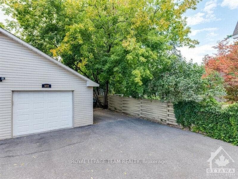 572 COLE Avenue photo 19