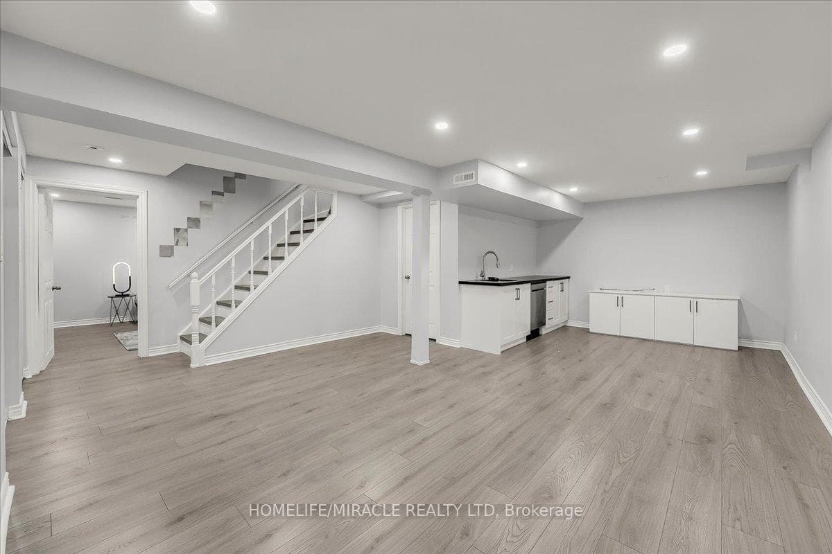 301 O'donoghue Avenue photo 33