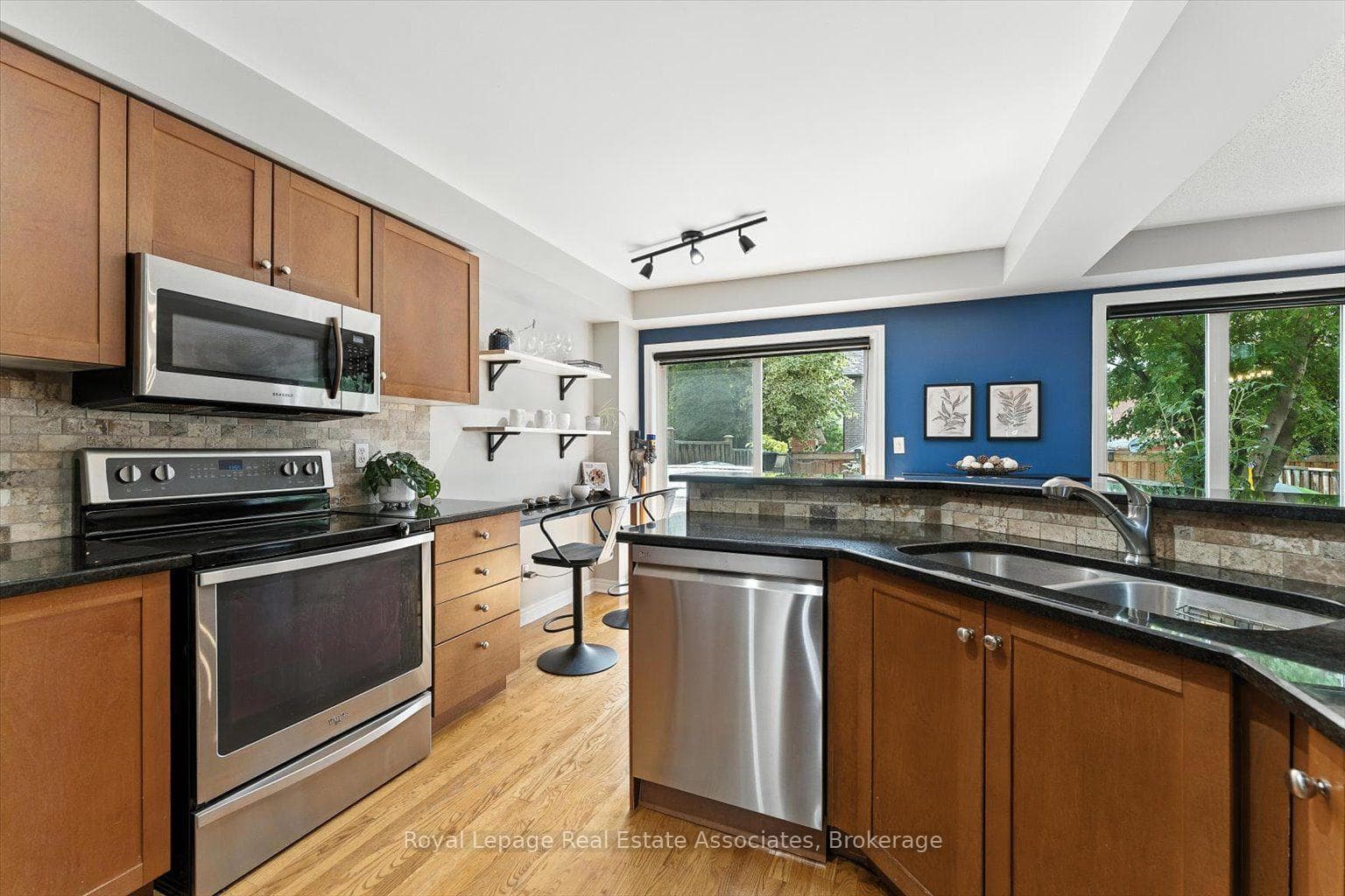 151 Mowat Crescent photo 21