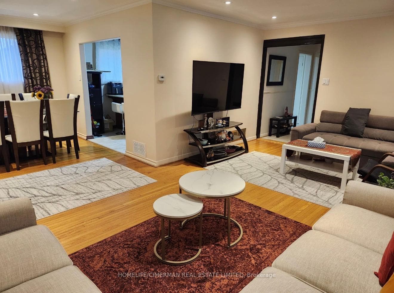 92 Bond Crescent photo 4