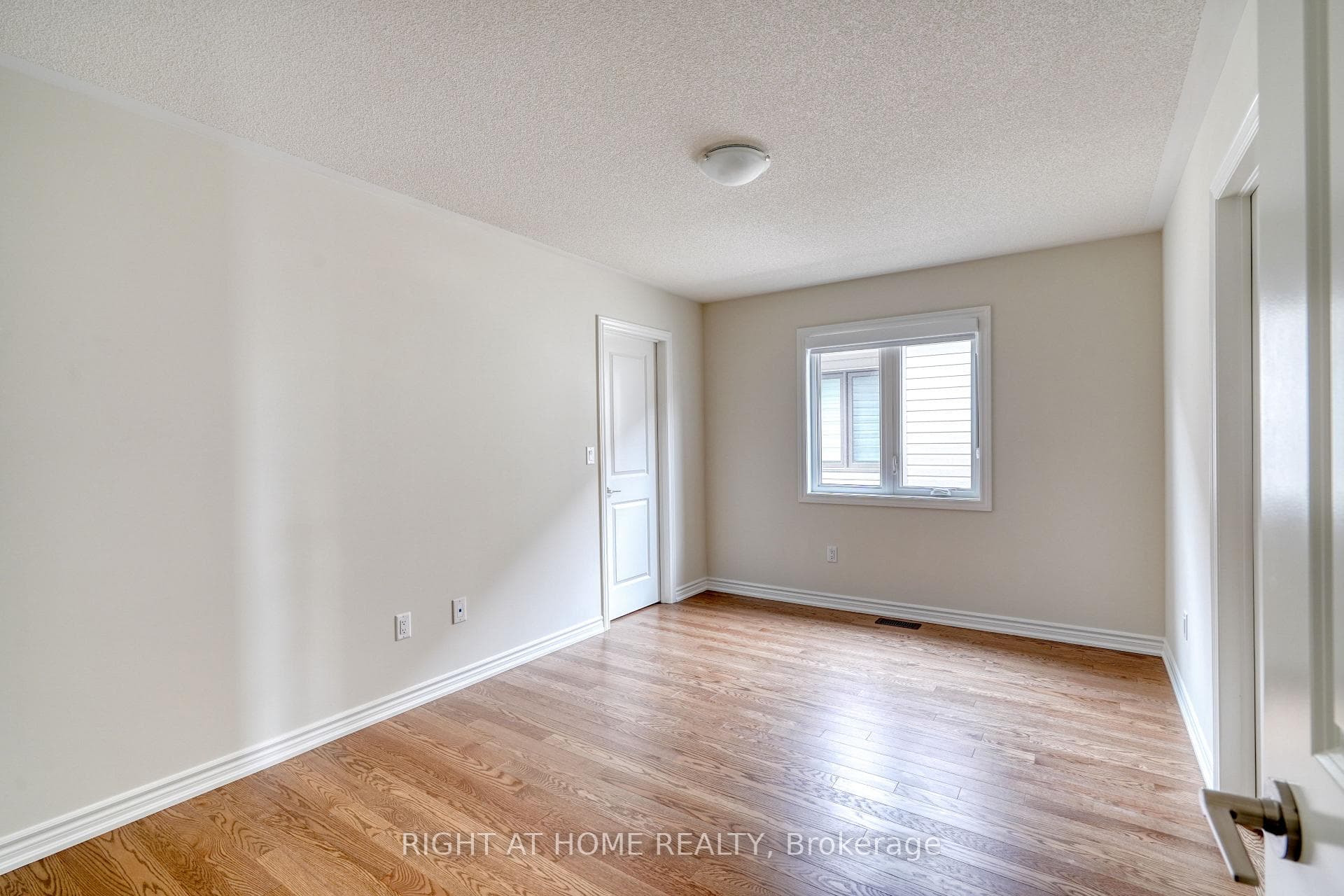 17 Phoenix Boulevard photo 24