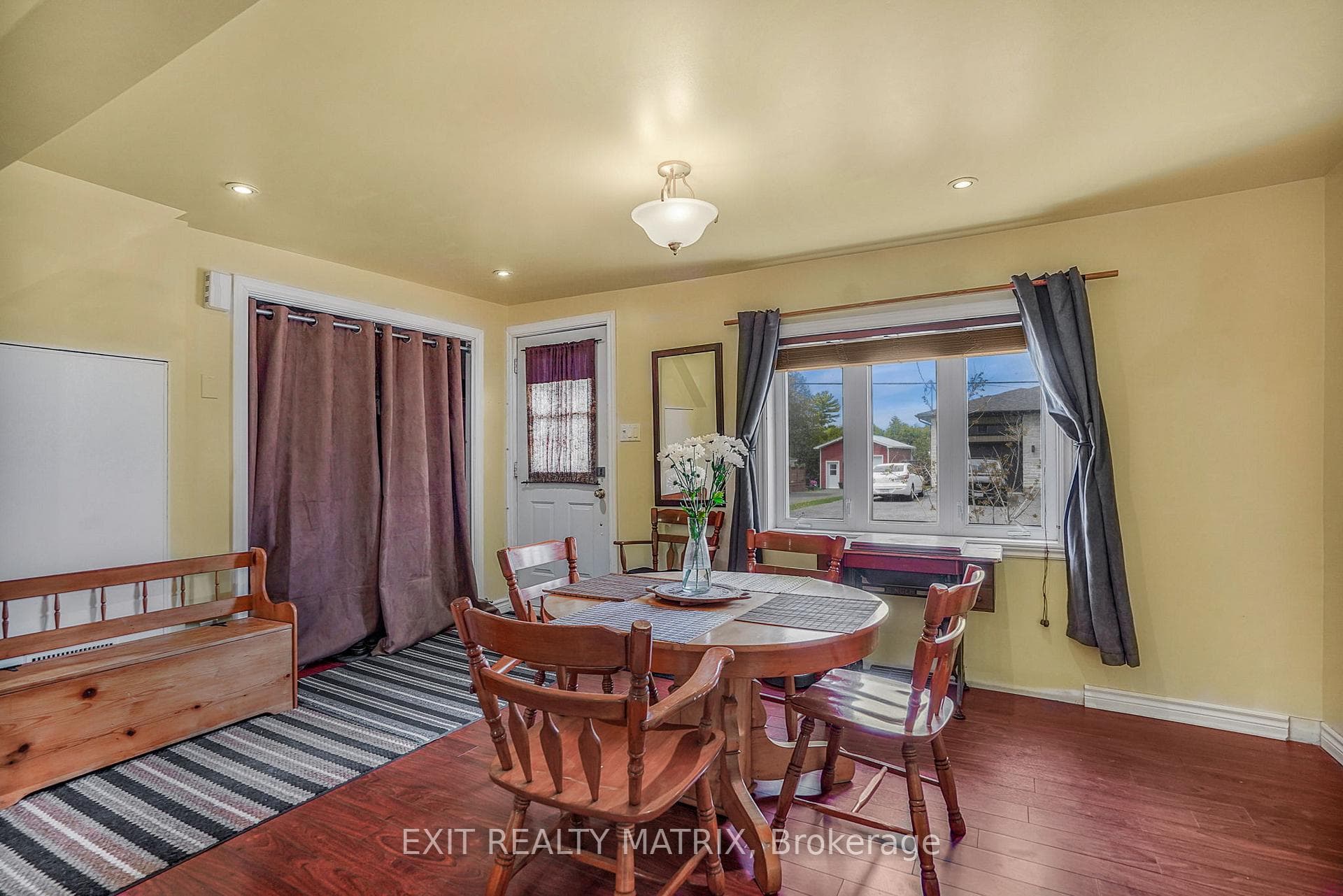 975 Queen Street photo 7
