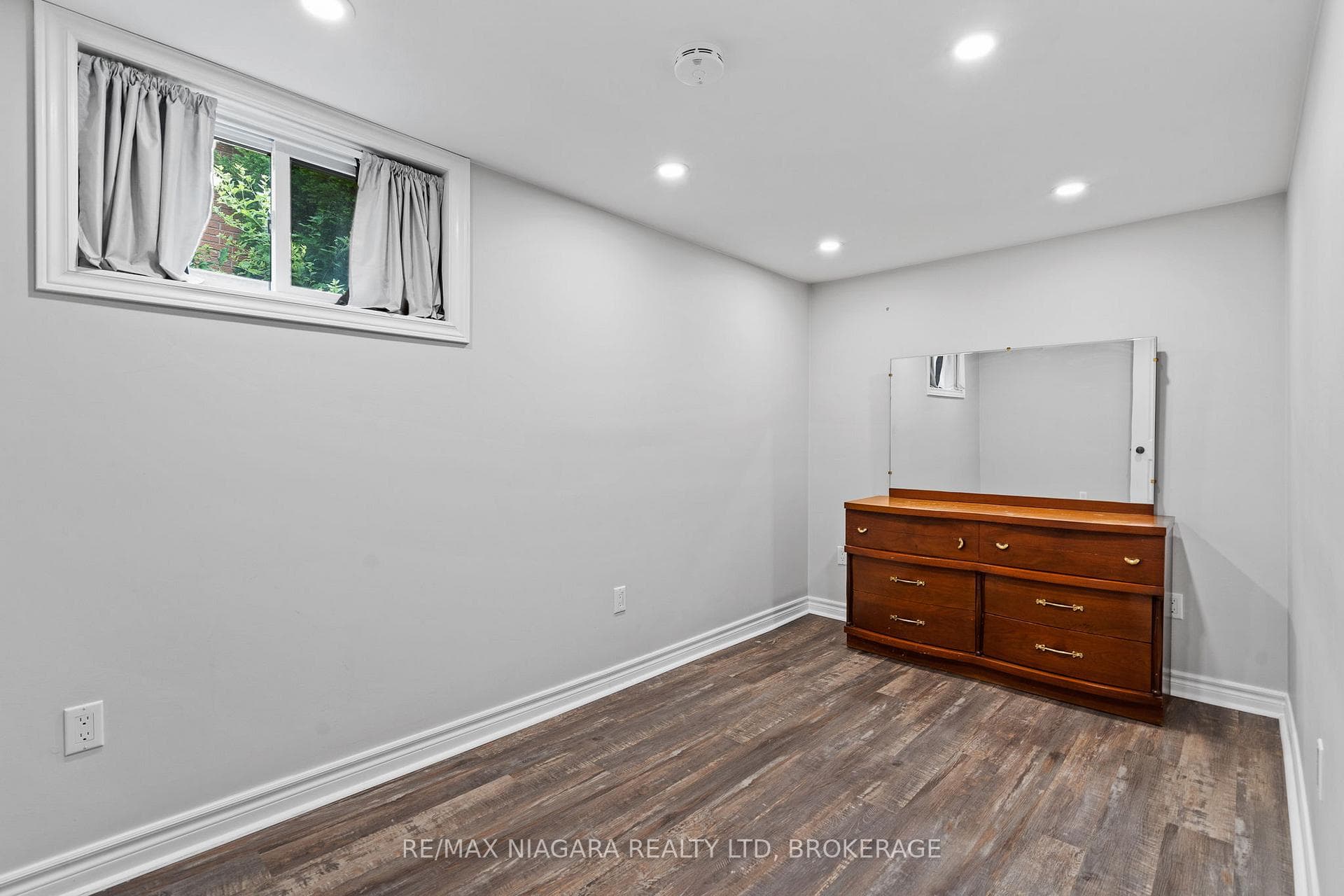 696 Clare Avenue photo 17