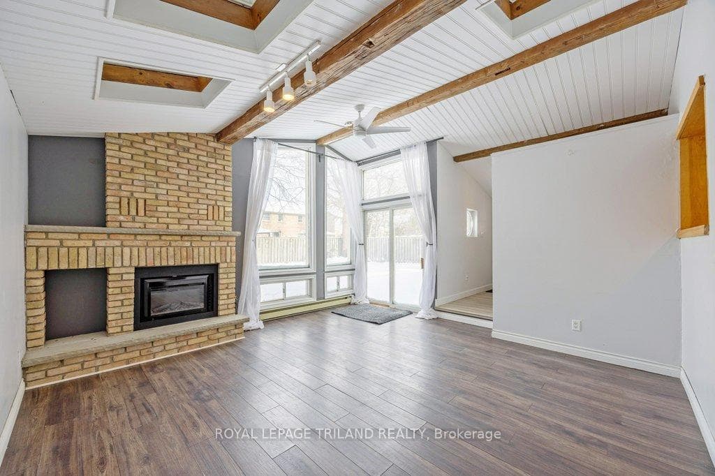1247 VICTORIA Drive photo 9