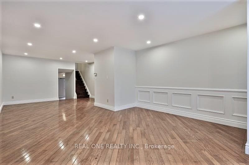 51 Bremen Lane photo 3