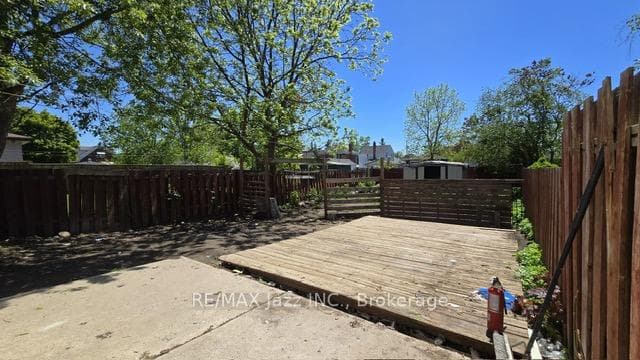 629 Brown Street photo 17