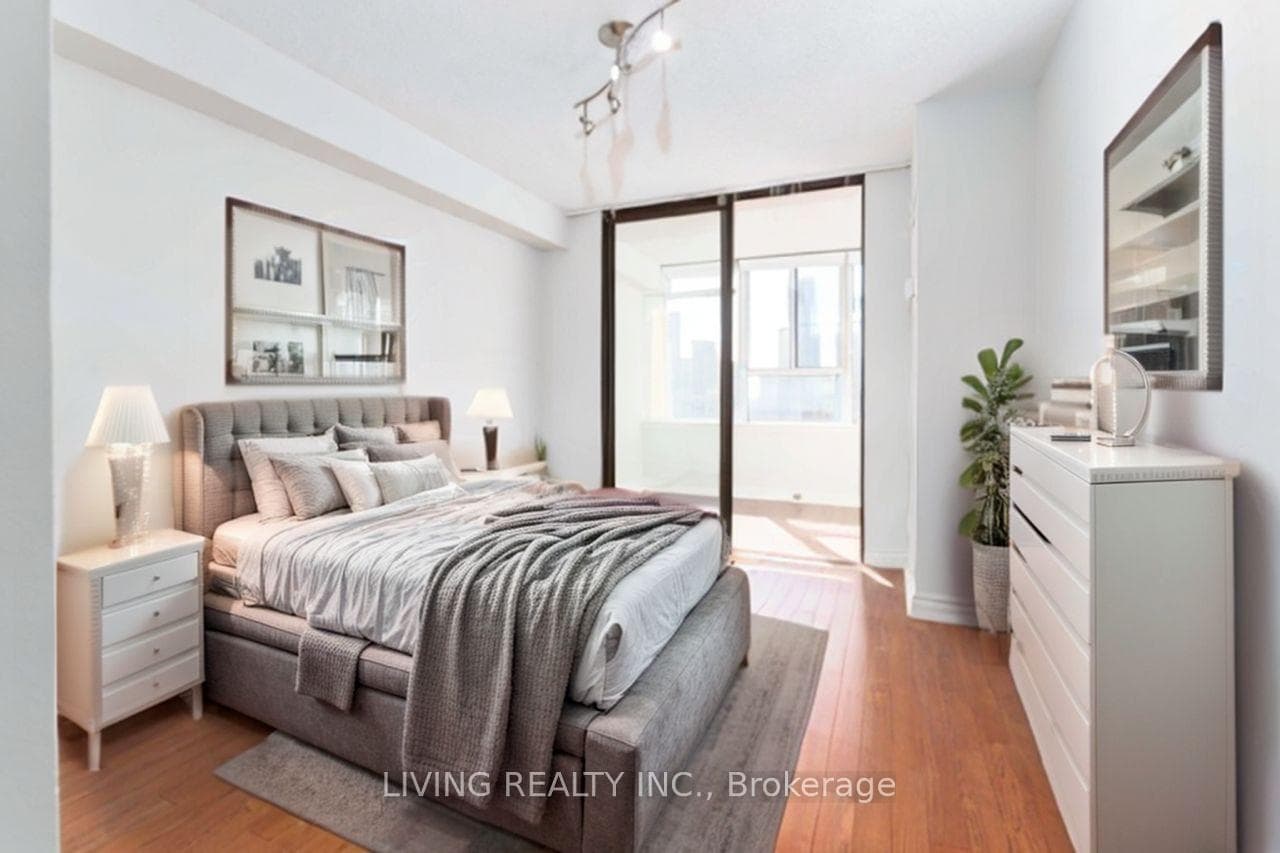45 Carlton Street Unit #1515 photo 9