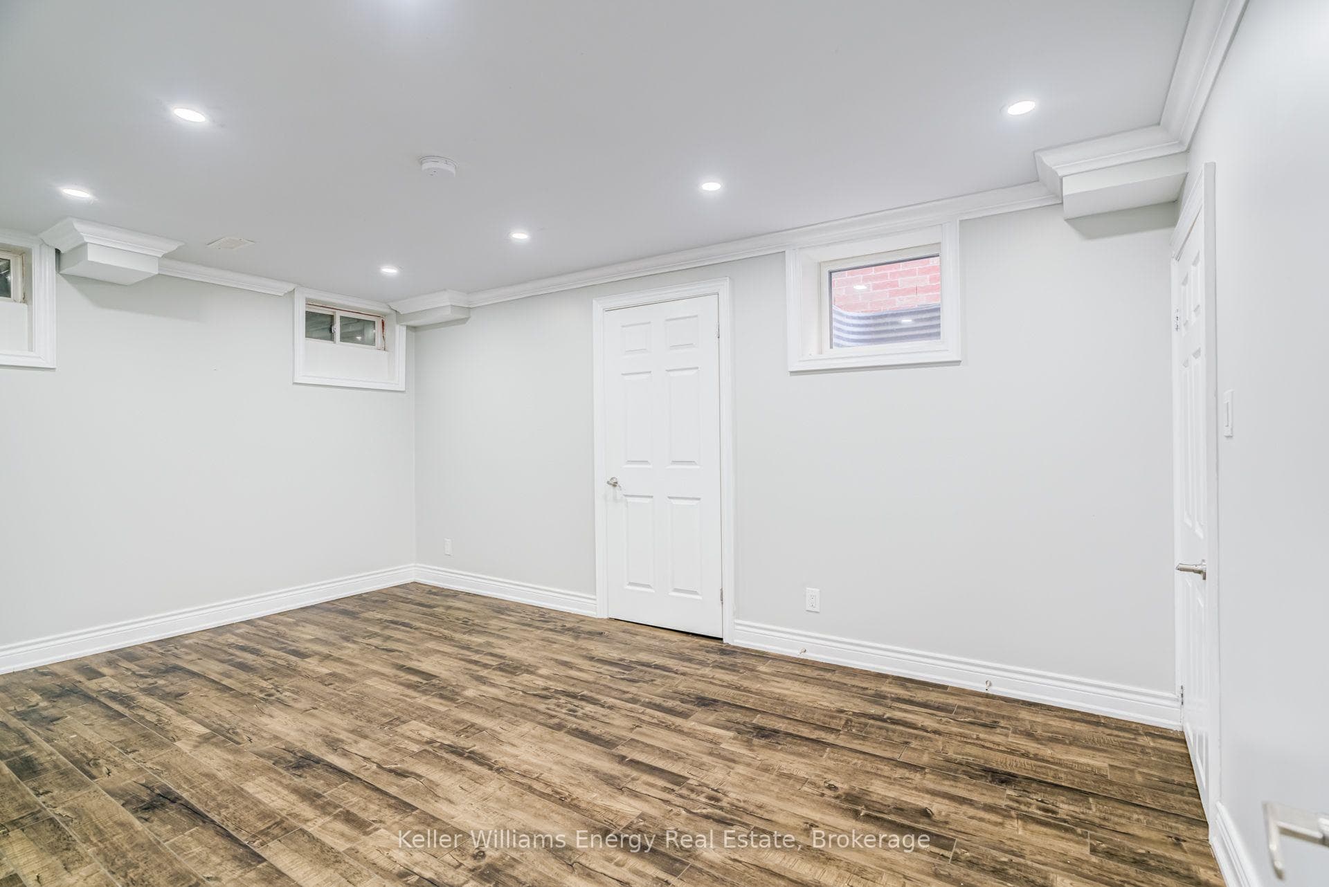 1342 Harlstone Crescent photo 38