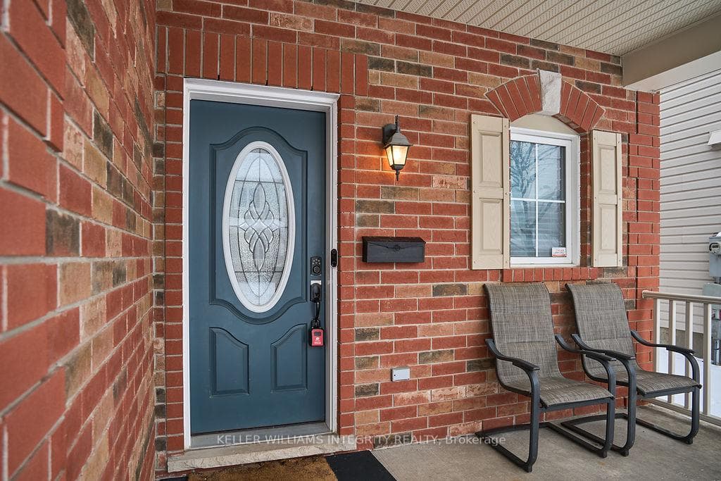 526 Khamsin Street photo 2