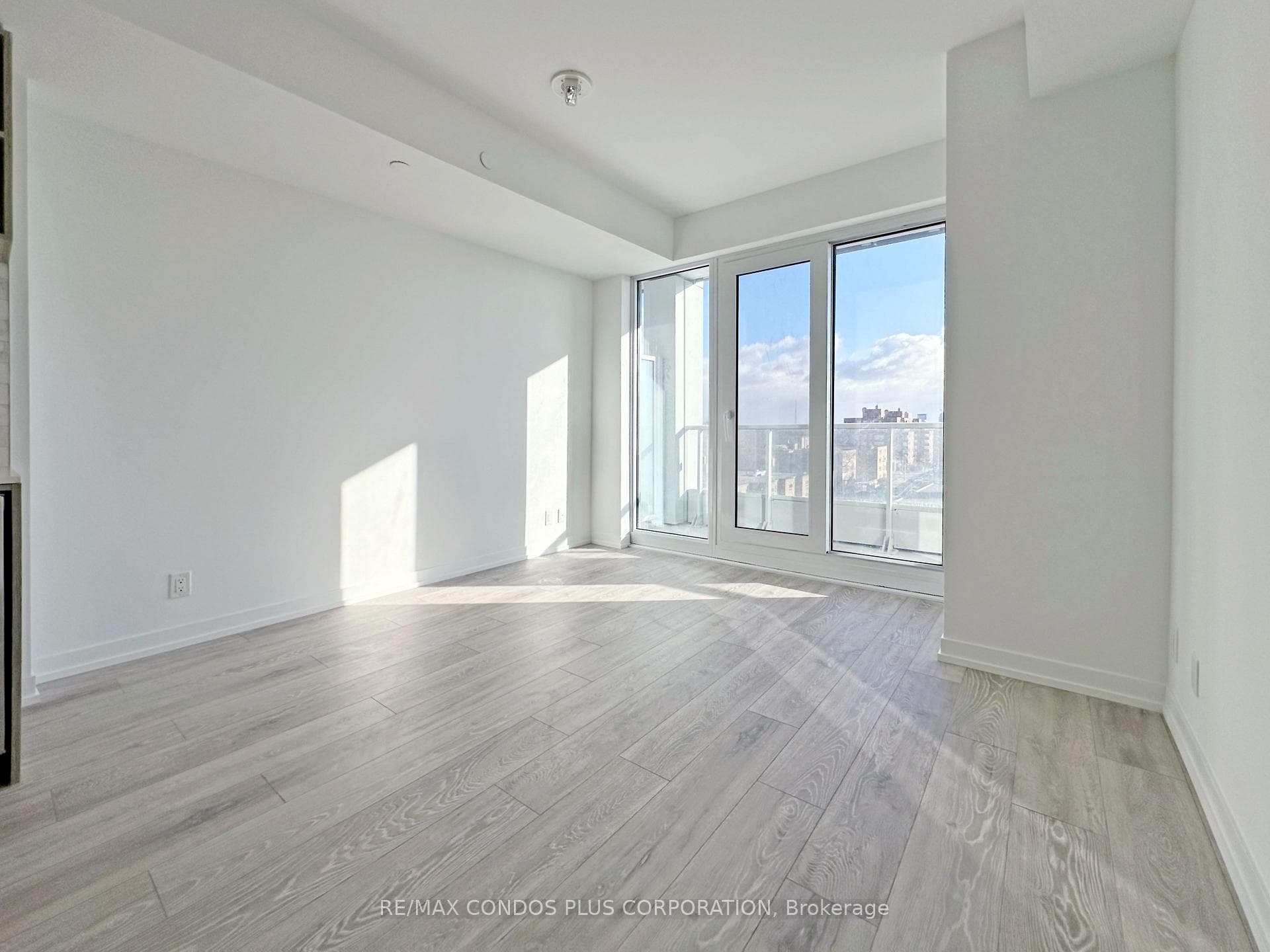 2020 Bathurst Street Unit 1117 photo 3